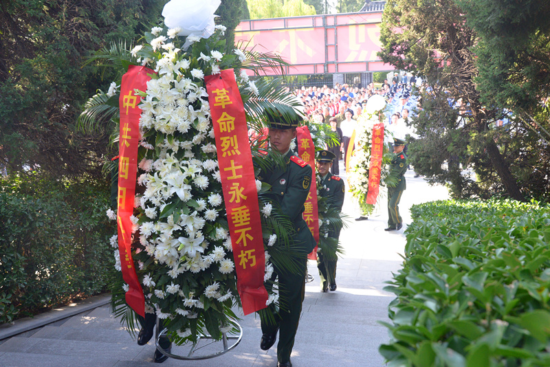 我县在烈士陵园举行"缅怀先烈 砥砺前行"向烈士纪念碑敬献花篮活动